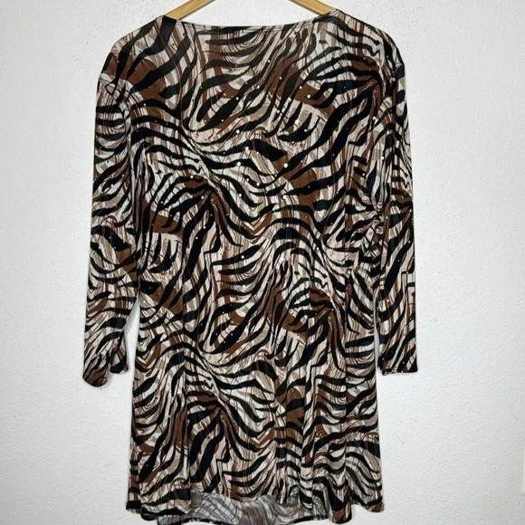 Rachel plus size animal print wrap top with silver metal size 2X - Picture 2 of 5